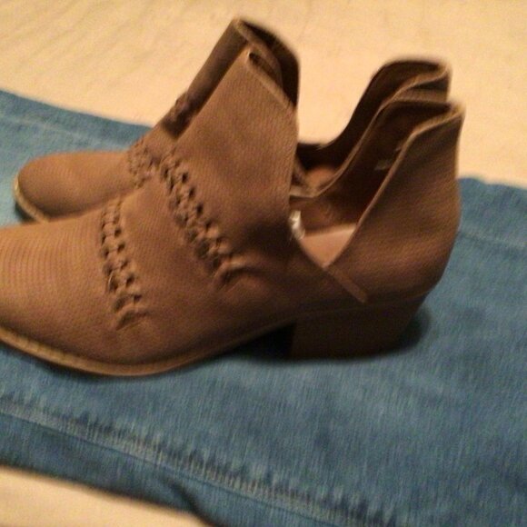 Universal Thread Brown Side Cut Out Booties Size 10 - Picture 3 of 4